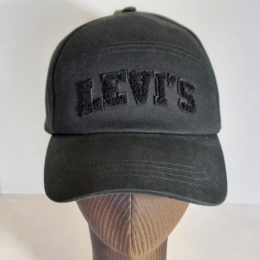 Levi's Black Snapback Baseball Cap Levi's Logo in bold letters Embroidered